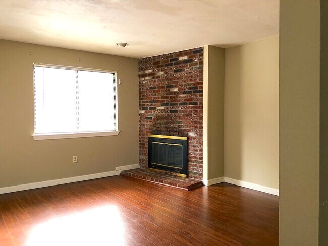 Room 2 - 12 E Bluff Rd