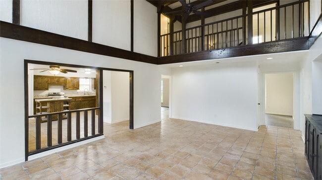 Building Photo - 556 Roanoke Dr