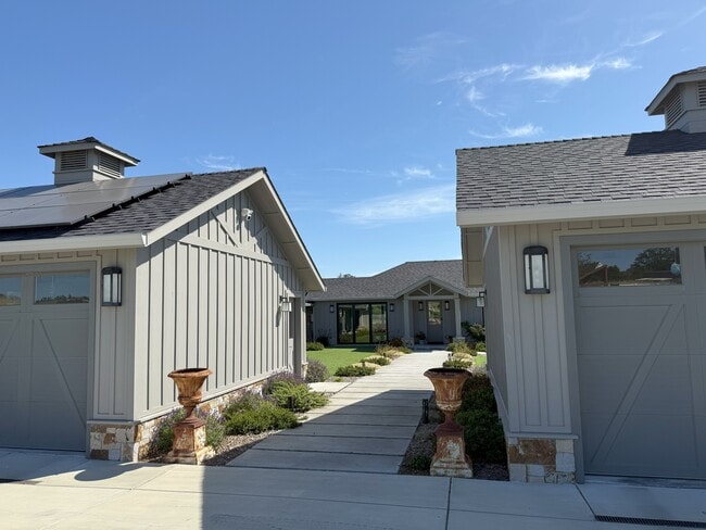 Photo - 974 Thompson Ln