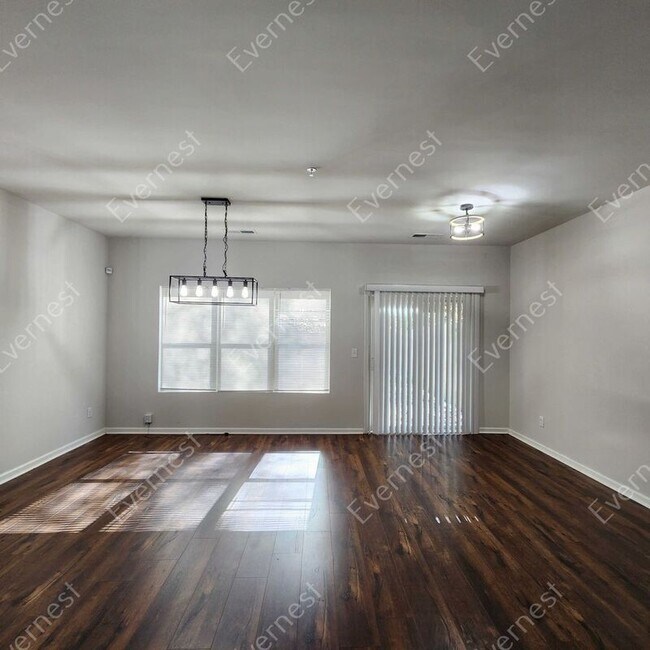 Photo - 1563 Iris Walk