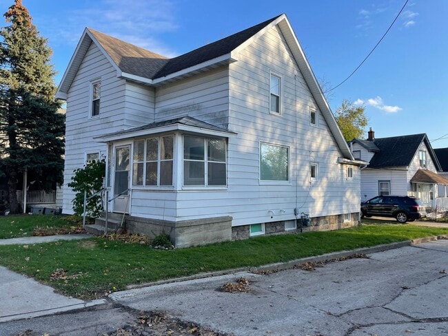 Building Photo - Lovely 4 Bedroom John Ball Park Rental