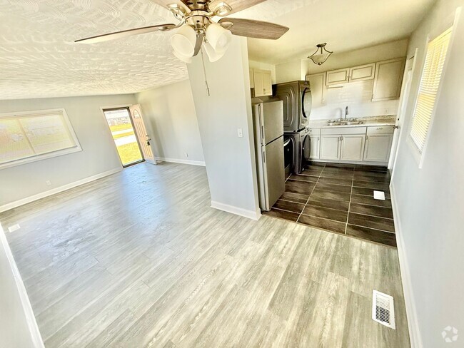 Building Photo - ***3 Bed Ranch with off-street parking and... Rental
