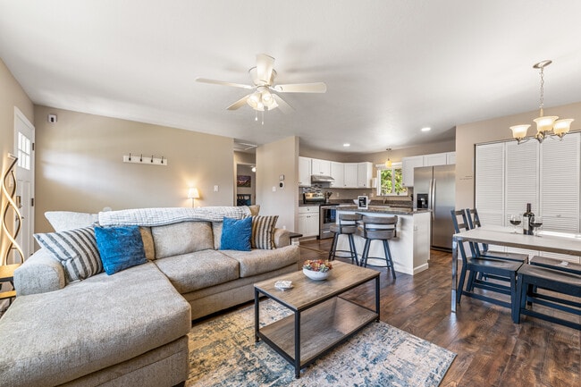 Building Photo - 215 N 14th St Unit Cozy Mountain Homebase