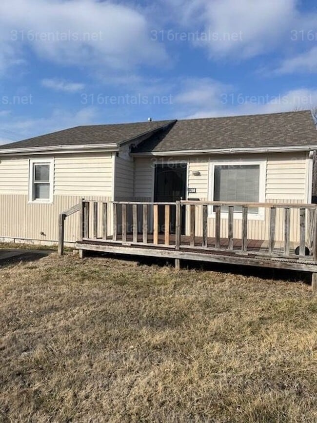 Building Photo - $1100 - 3 bed 2 bath - Single Family Home *COMING SOON*