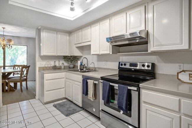 8012 Hollyridge Rd Unit 17U