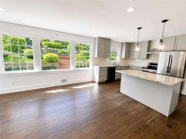 Photo - 4586 Peachtree Dunwoody Rd NE