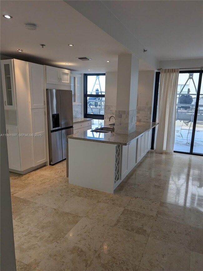 Photo - 6061 Collins Ave Unidad 4E