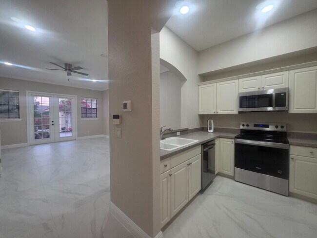 Photo - 637 Hillcrest St