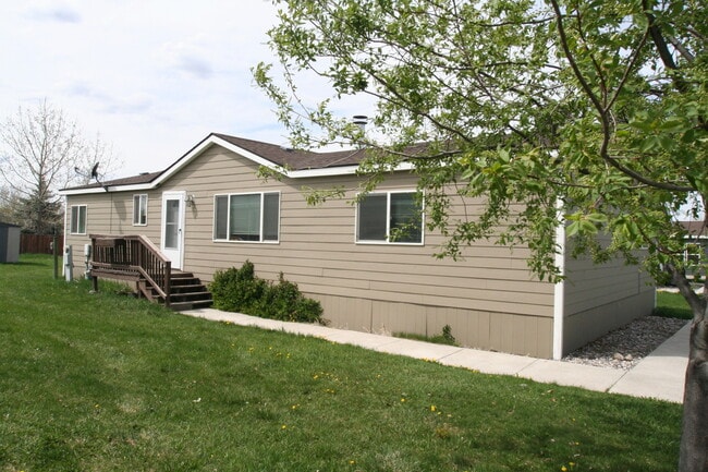 Photo - 3 bed 2 bath home with fireplace