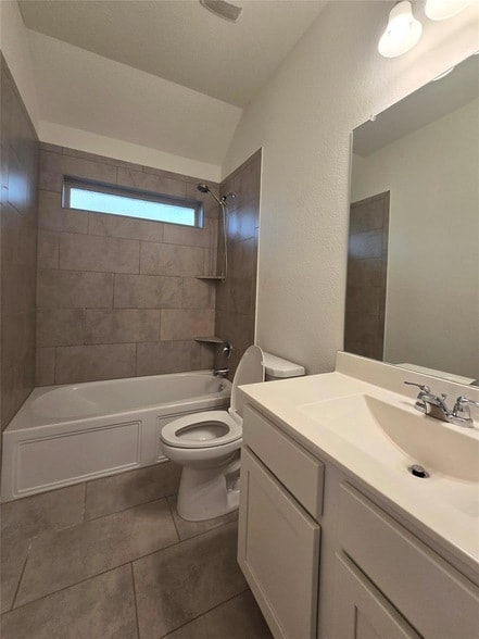 Photo - 208 Baralo St