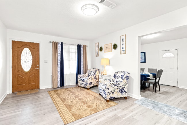 Photo - 208 Newcastle Dr