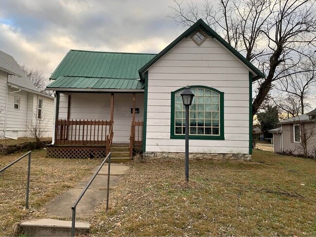 Building Photo - 924 W 1st St