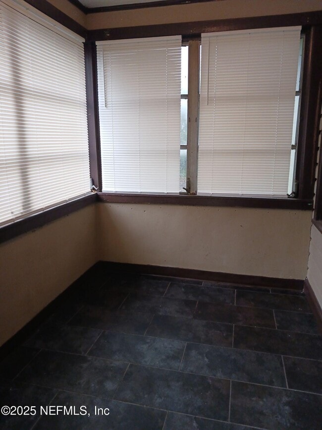 Photo - 2052 W 17th St