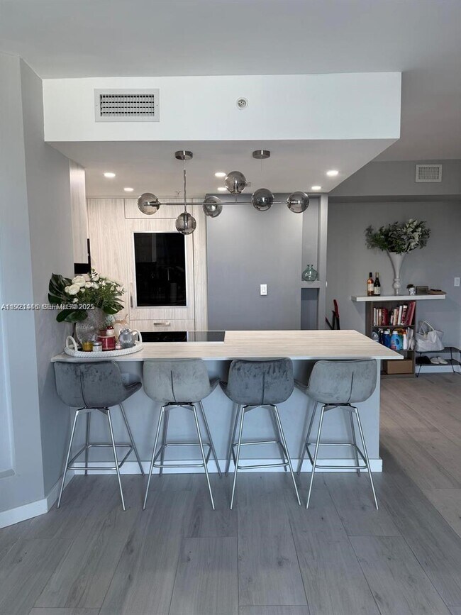 Photo - 275 NE 18th St Unidad 1405