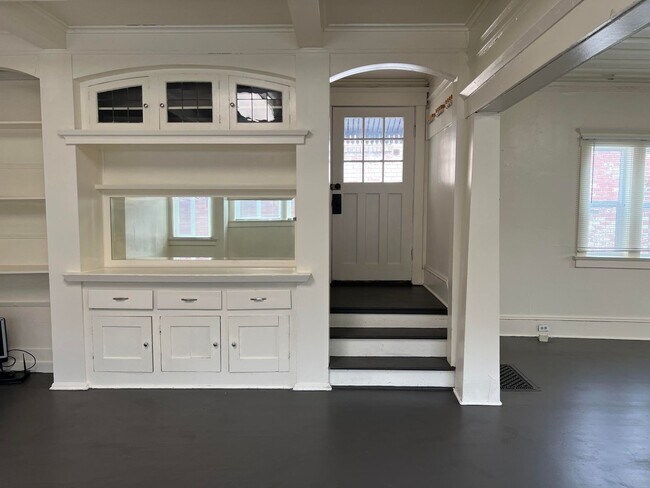 Photo - Great 8 Bedroom House Very Close to Univer...