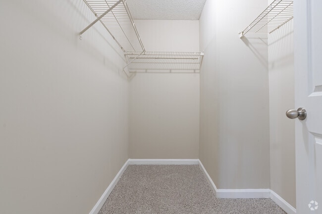 3BR, 2BA - 1,316SF - Main Walk-in Closet