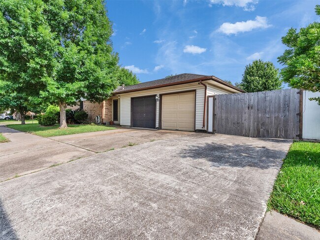4002 Thistledown Dr