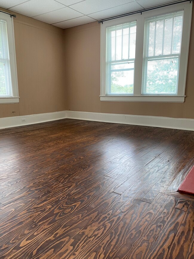 Living Room - 222 W End Blvd Unit 222