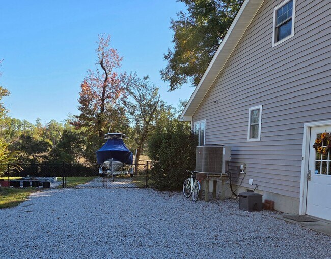 Photo - Beautiful 3 bedroom, 2 bath house with one car garage, located on Cummins Creek