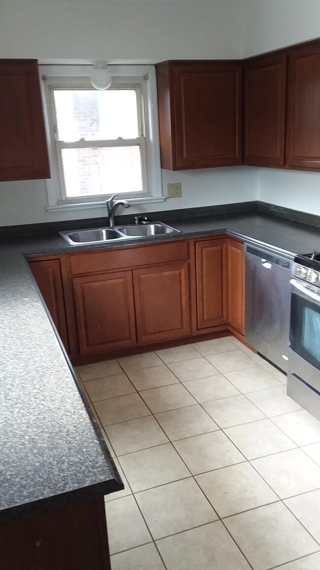 Photo - 260 Elsmere Pl