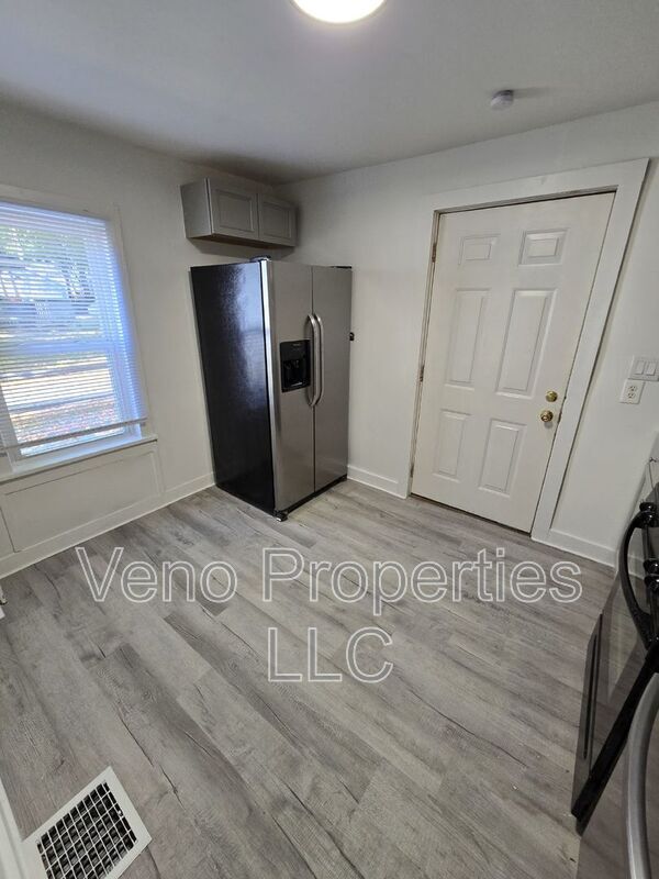Photo - 133 Bay St