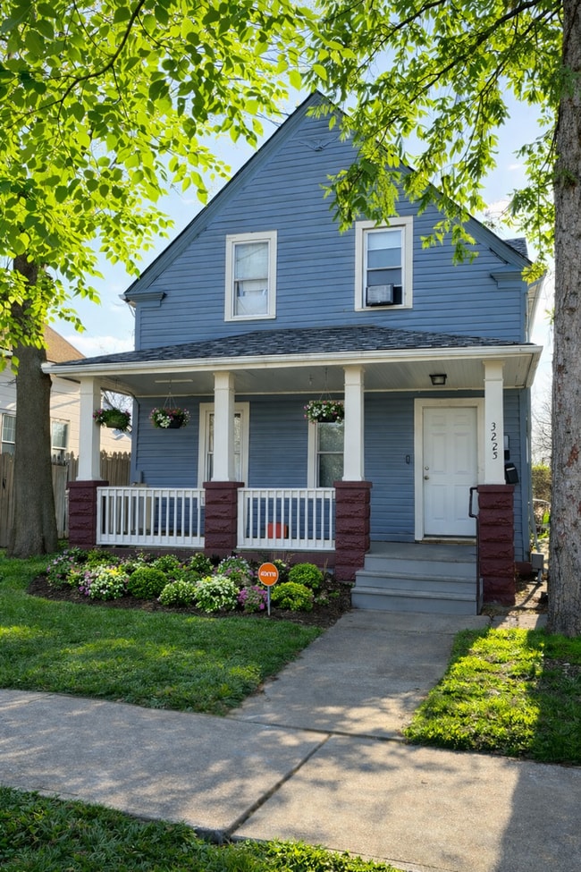 Building Photo - 3225 W 58th St Unit B