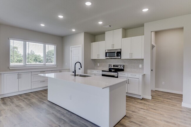 Photo - AVAILABLE NOW! LUXURIOUS TRIPLEX LOCATED O...