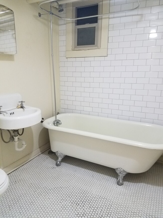 vintage bathroom w/clawfoot tub :)