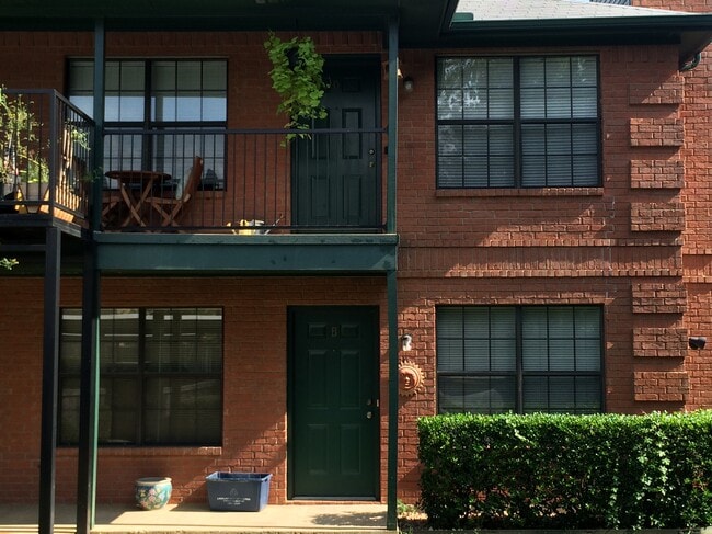 Building Photo - 113 Wildwood Ct Unit B