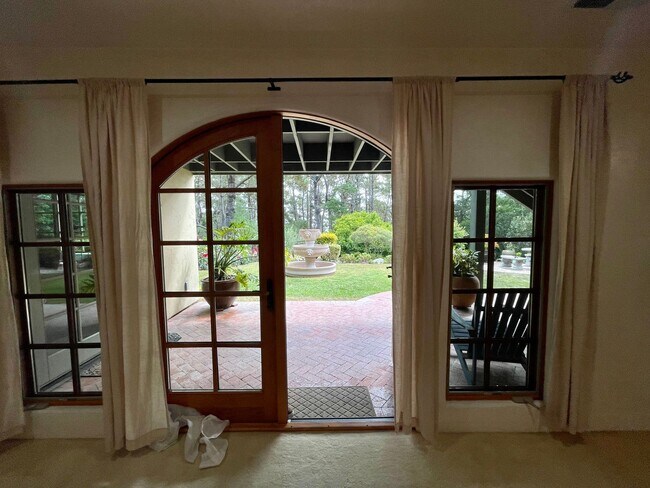 Photo - Elegant Living with a touch of class in Skyline Forest