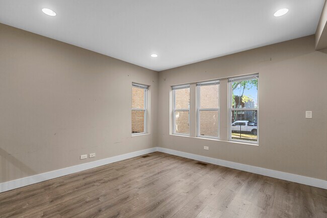 Photo - 5731 N Washtenaw Ave Unit 1R