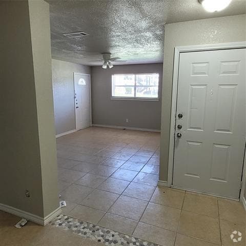 Building Photo - 748 E Pecan St Rental