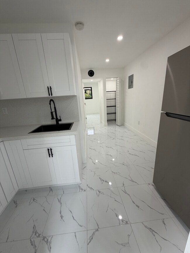 11134 SW 6th St Unit R2