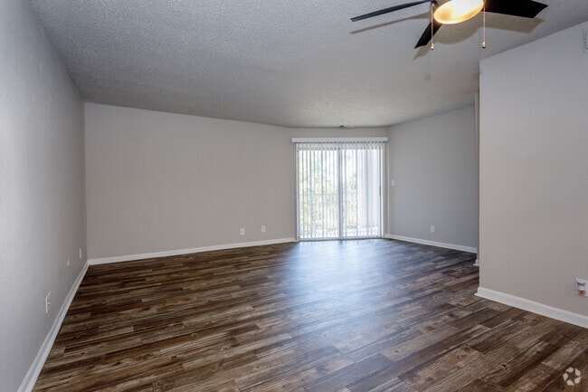 2BR, 2BA - 963 SF
