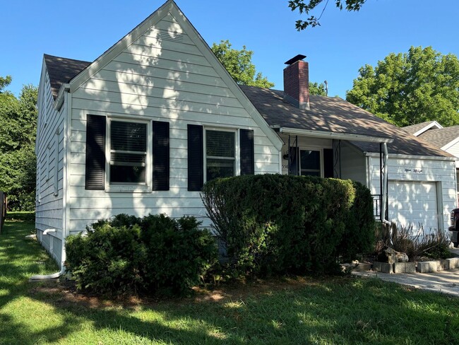 Building Photo - 3 Story Home Available Now Near Campus!