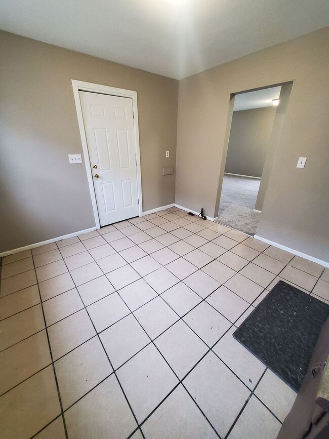 Photo - 6520-6522 W Carmen Ave. (Duplex) Unidad 6520 (Lower)
