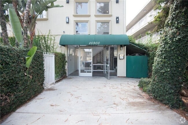 Building Photo - 10900 Blix St Unit 2-2 Rental