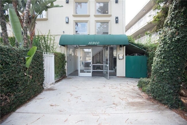 Building Photo - 10900 Blix St Unit 2-2 Rental