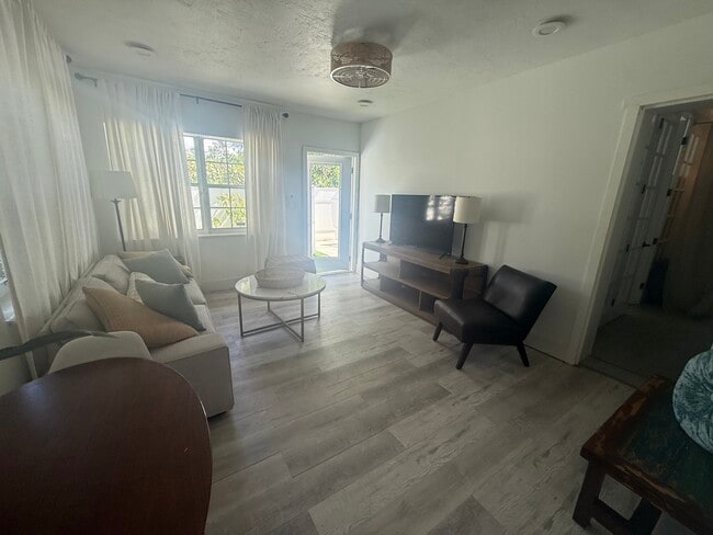 1326 NE 14th Pl Unit 1-bedroom home duplex
