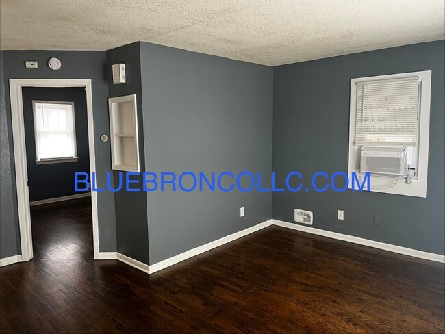 Photo - Completely redone gorgeous 1 bedroom 1 bath Unidad 1719 1/2