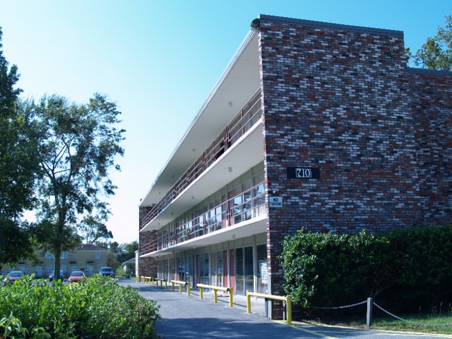 Building Photo - 710 Iris St