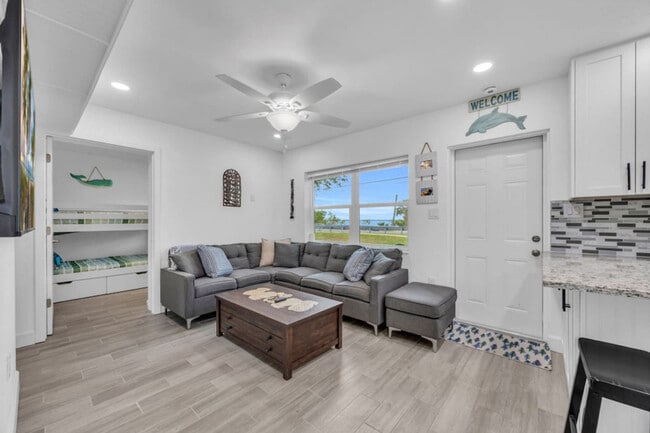 Building Photo - 2362 Pineapple Ave