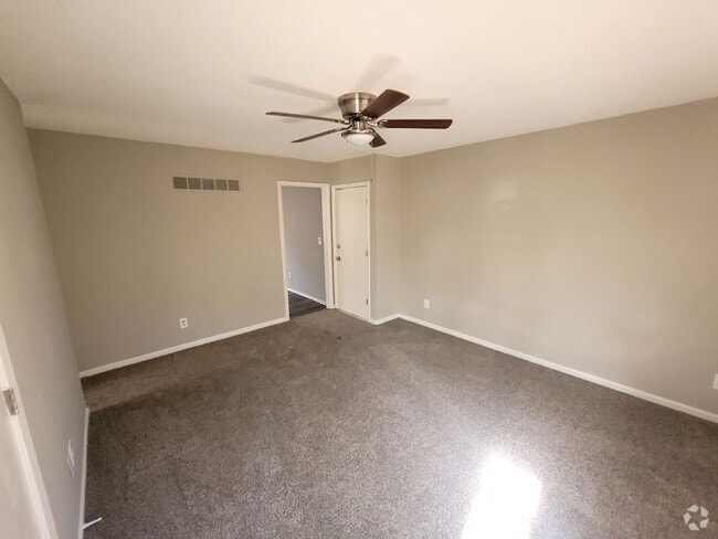 Building Photo - 5036-5038 N Topping Duplex Unit 5038 Rental