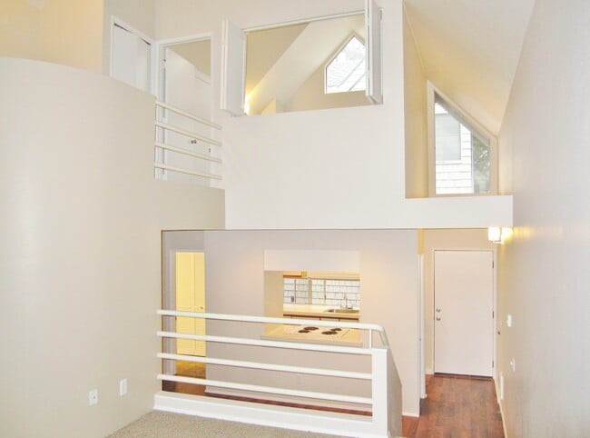 Photo - Spacious Lake Oswego 2Bdr w/Fireplace, Dishwasher, W/D, & Balcony! Unidad 4669-D