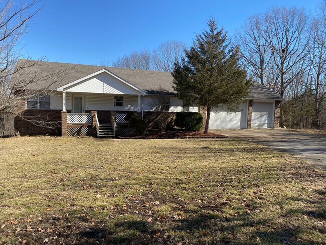 Building Photo - Large 4 Bed / 2 Bath Home