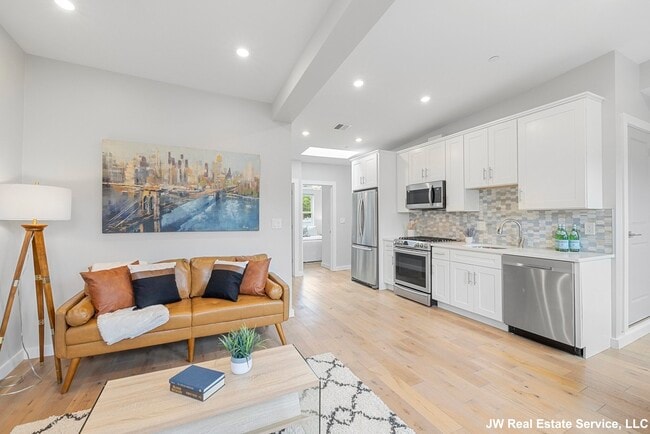 Building Photo - 338 Hurley St Unit 3