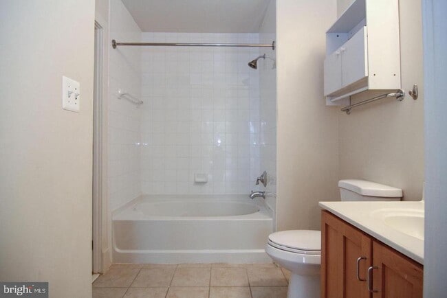Building Photo - 1200 N Hartford St Unit 209 Rental