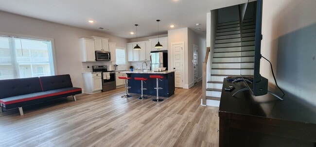 Building Photo - 380 Lake St