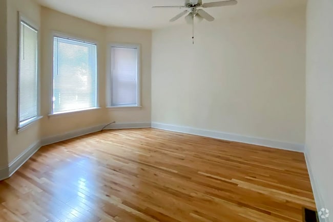Building Photo - 3820 N Sheffield Ave Unit 1 Rental