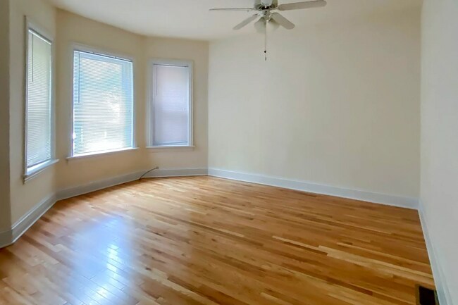 Building Photo - 3820 N Sheffield Ave Unit 1 Rental